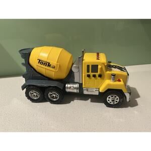 Tonka 2009 Hasboro Plastic Cement Truck Toy w/Working Lights & Engine Noises